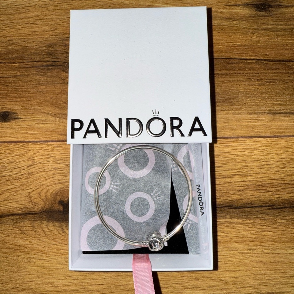 NEW Pandora Moments Encircled Clasp Bangle
Rare sold out online!